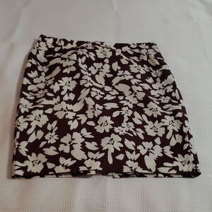 Loft  Straight Floral Pattern in White on a Brown Background Mini Skirt Size 6